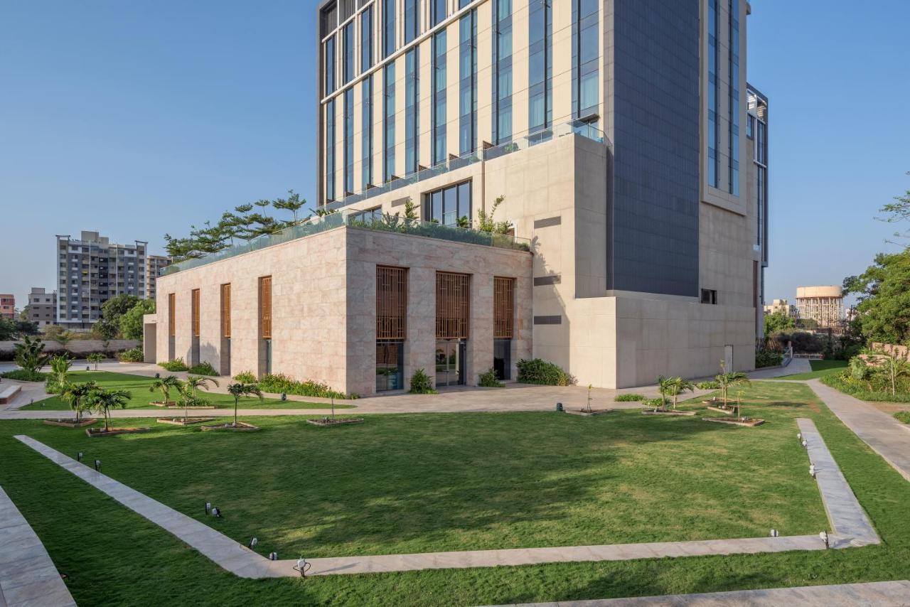 Radisson Blu Hotel & Spa, Nashik Buitenkant foto