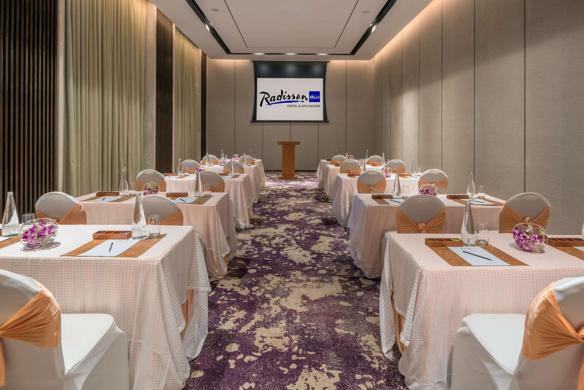 Radisson Blu Hotel & Spa, Nashik Buitenkant foto