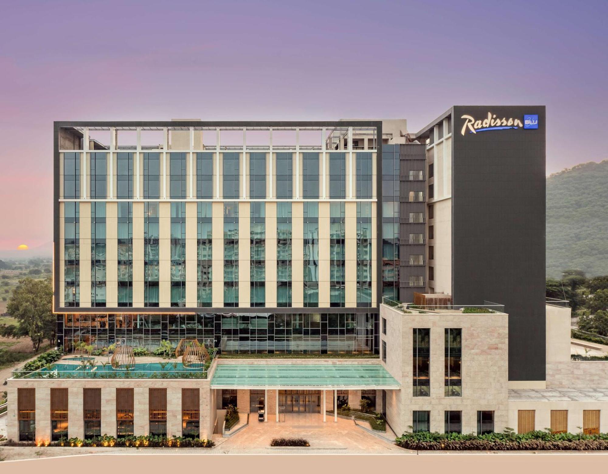 Radisson Blu Hotel & Spa, Nashik Buitenkant foto